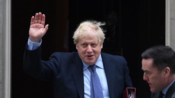 質疑応答のため首相官邸から出てくるボリス・ジョンソン首相＝2020年2月26日