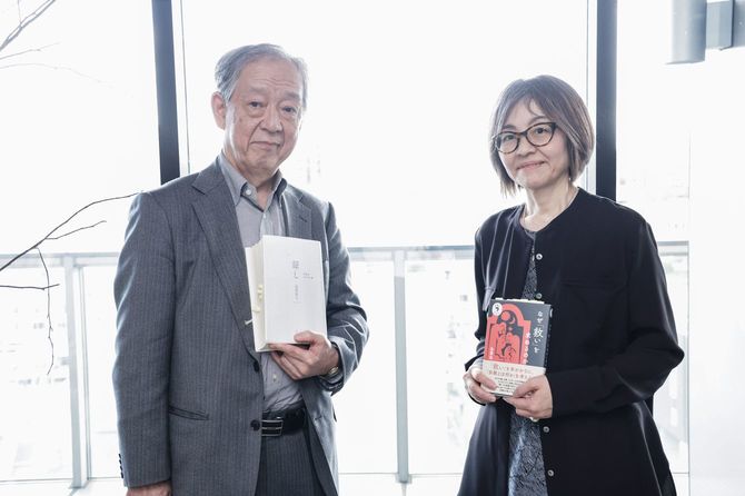 『証し』を上梓した最相葉月氏（右）と宗教学者の島薗進氏