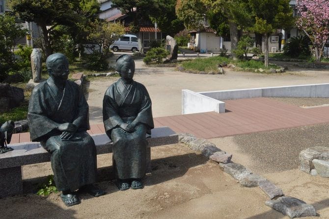 島根県隠岐郡海士町にある八雲広場（佐渡公園）。小泉八雲と妻セツの銅像。