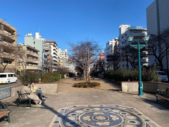 環状道路になるはずが、少し駅から離れた憩いの場になっている
