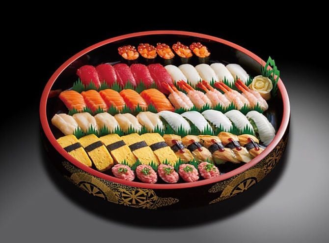 「流し盛り」で盛り付けされた「加賀（かが）5人前」