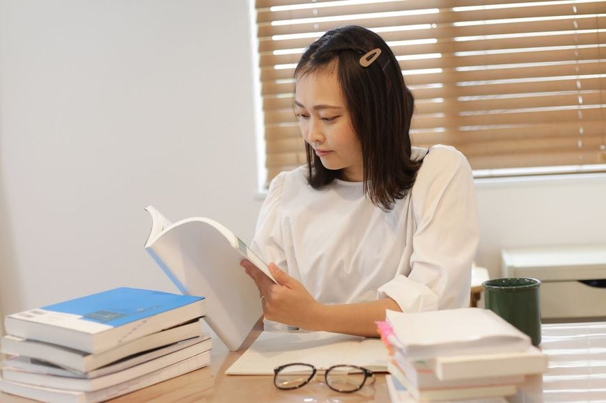 自宅で勉強している女性