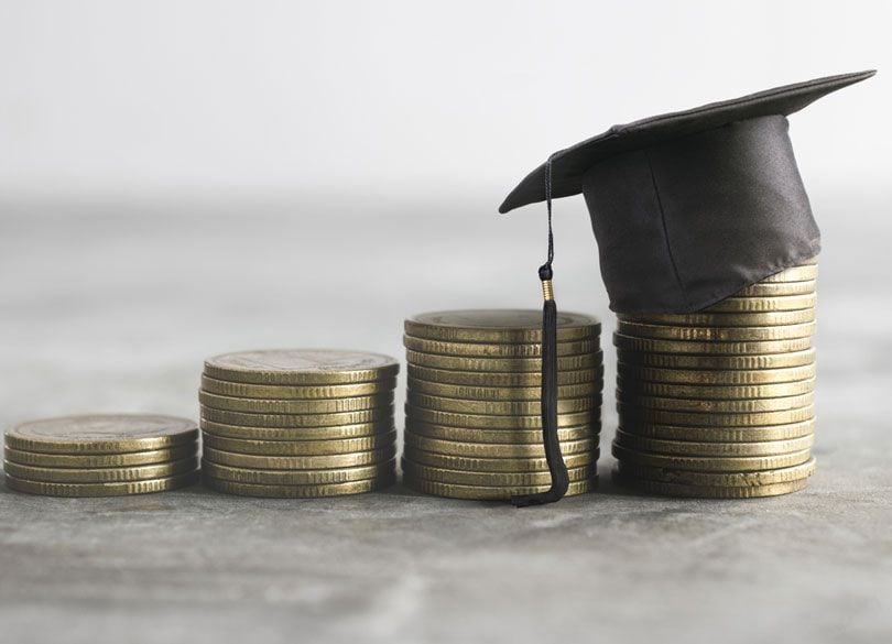 奨学金と教育ローン、借りるならどっち？ 借主は学生本人か、それとも親か