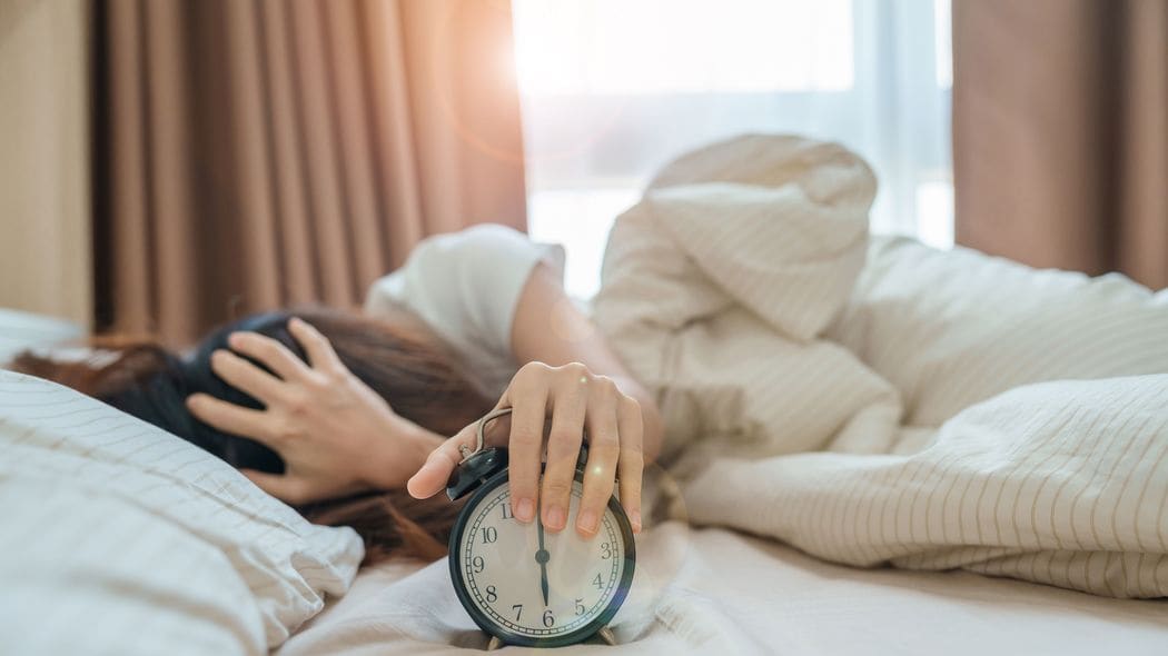 ｢低血圧は朝が弱い｣は大間違い…睡眠のプロ｢起床直後に体と脳を"活動モード"にさせる3つの方法｣ コップ1杯の水の白湯を飲み､起きてすぐに冷たいタオルを首や足にあてる