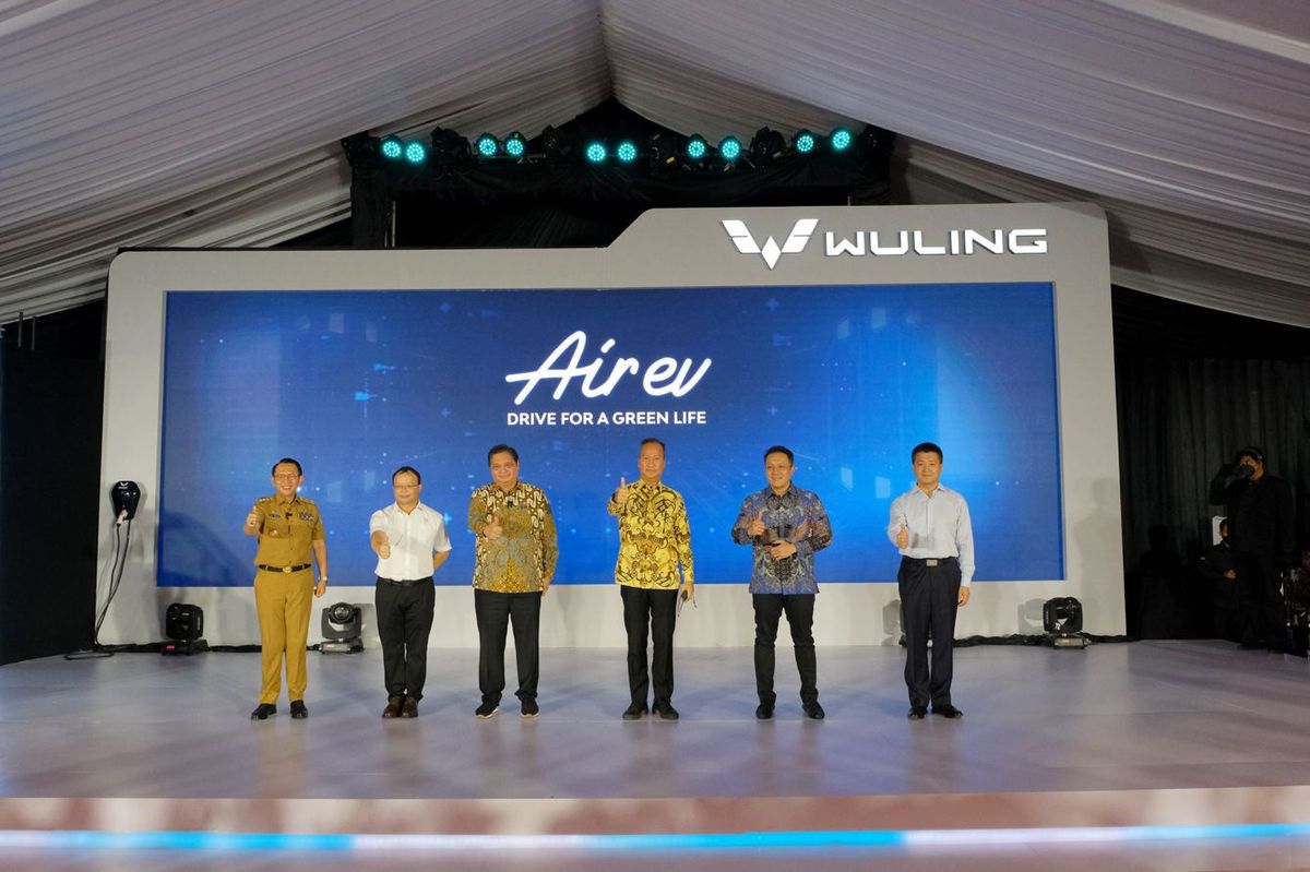 「エアEV」の生産開始式典に出席したインドネシア政府高官と中国の駐インドネシア大使