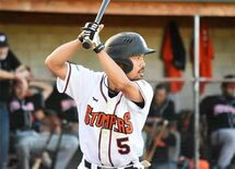 苦しくてもやめない 月給5万の野球選手