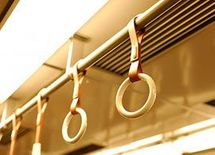 日本男子は、なぜベビーカー女子を助けないのか