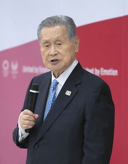 東京五輪・パラリンピック組織委員会の理事、評議員らの合同懇談会で辞任を表明し、厳しい表情であいさつを続ける森喜朗会長