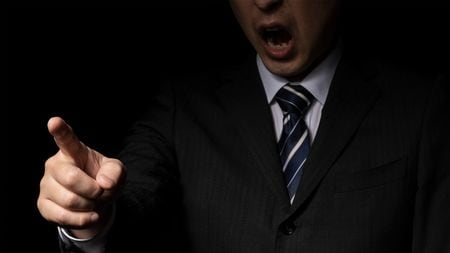 いつまでオレを待たせるんだ オジサンがコンビニ店員に横柄な態度を取りがちな根本原因 年長だから尊敬される時代ではない President Online プレジデントオンライン