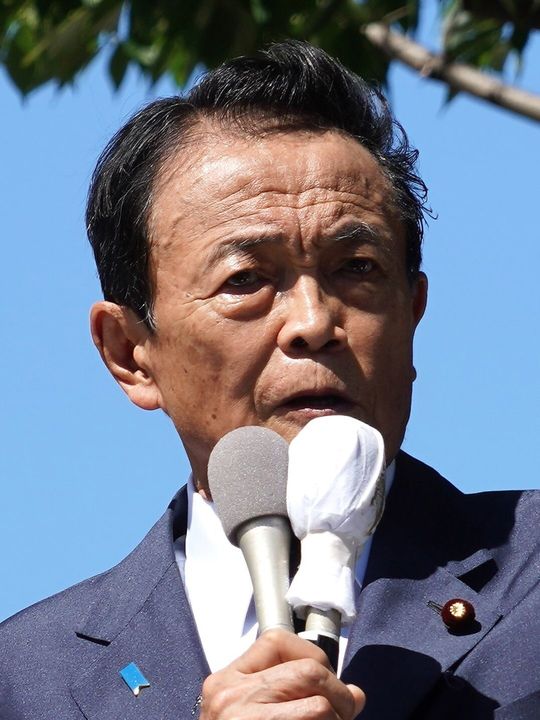 桜木町駅前で街頭演説をする麻生太郎