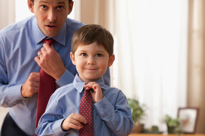 ネクタイを結ぶ父と息子