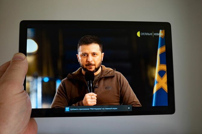 2022年4月23日、キーウの地下鉄駅で会見するウクライナのゼレンスキー大統領を映し出す画面