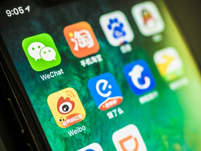 2018年7月、中国のSNSアプリが表示されたiPhone X