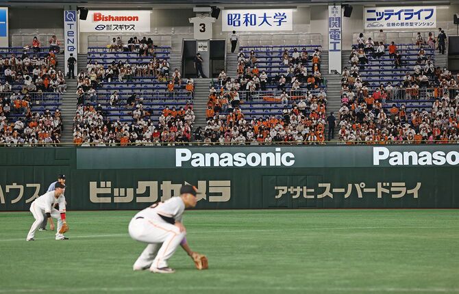 空席が目立つプロ野球・巨人-中日戦の観客席＝2022年8月24日、東京ドーム
