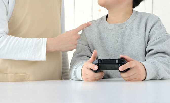 ゲームをする子どもを叱るイメージ
