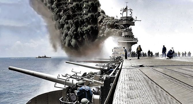 ミッドウェー海戦中の1942年6月4日、空母ヨークタウン（CV-5）艦上での光景 ※この画像は着色されています。