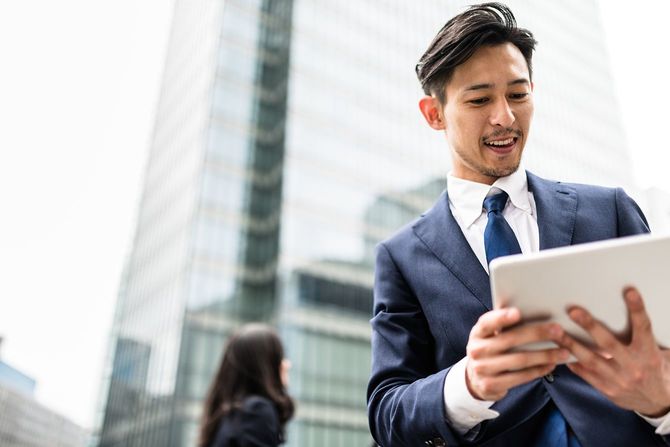 タブレットをもつ日本のビジネスパーソン