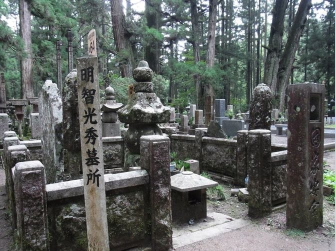 高野山奥の院にて 明智光秀の墓