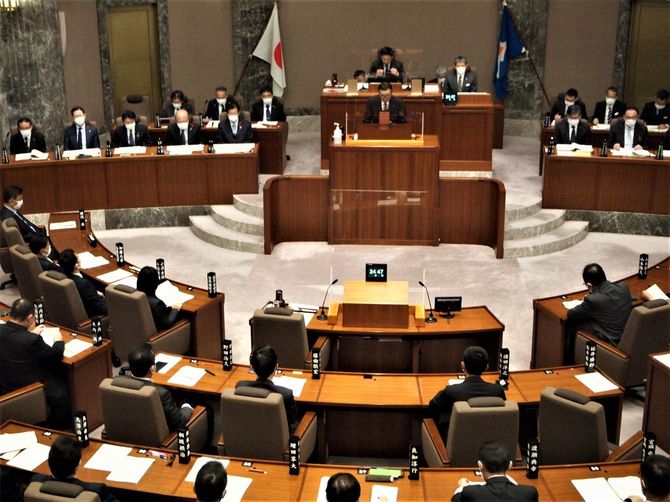 副知事の退職辞退で川勝知事の越権行為の疑いを追及した桜井県議（＝静岡県議会本会議場）