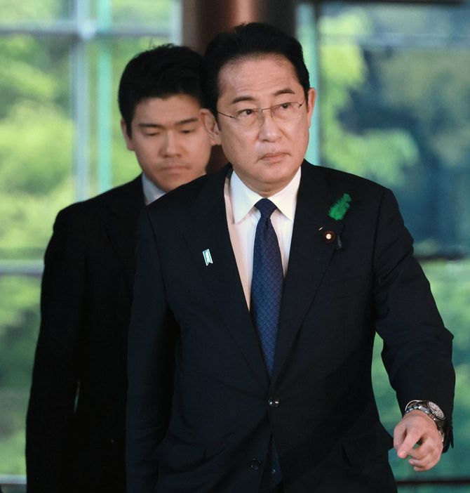 首相官邸を後にする岸田文雄首相(手前)。左奥は岸田翔太郎首相秘書官=2023年4月20日、東京・永田町