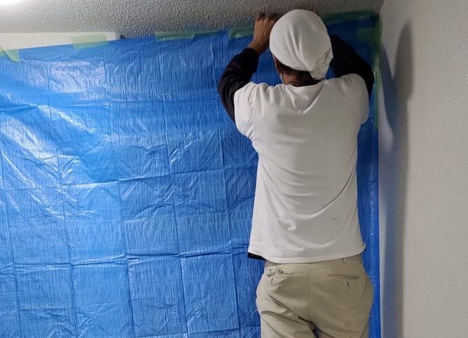 ブルーシートで玄関のドア全体が覆われていた該当の部屋