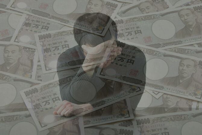 お金のトラブルについて考える人