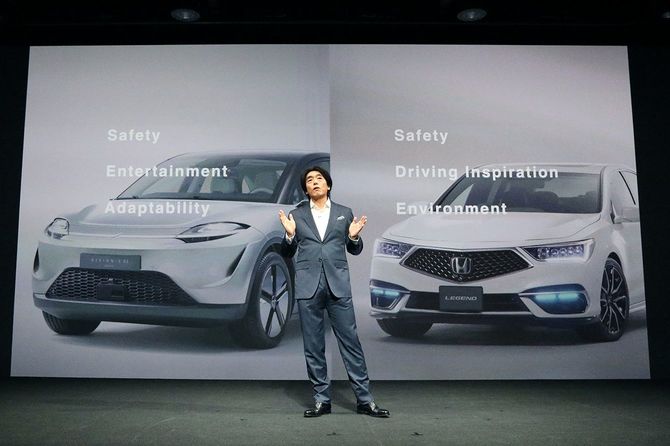 電気自動車(EV)新会社「ソニー・ホンダモビリティ株式会社」の設立発表会で説明する川西泉社長