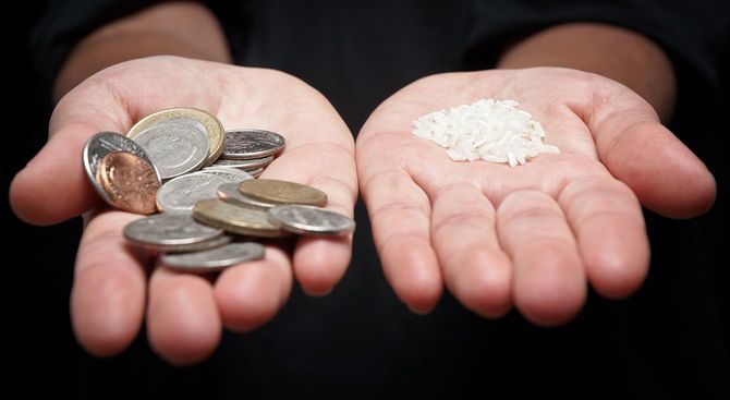 お米とお金を手にのせているイメージい