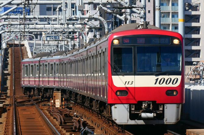 京急空港線の糀谷駅へ進入する、京急1000形1113編成（8次車）による羽田空港行きエアポート快特