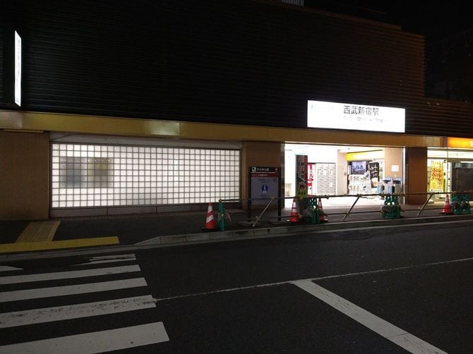 声掛けのあった西武新宿駅沿い、人はほとんどいない