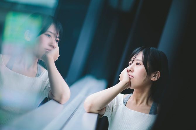 ウィンドウで深く考える女