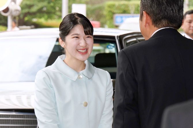 第37回半導体物理国際会議の会場に到着された愛子さま=2026年8月17日午前、東京都新宿区(代表撮影)