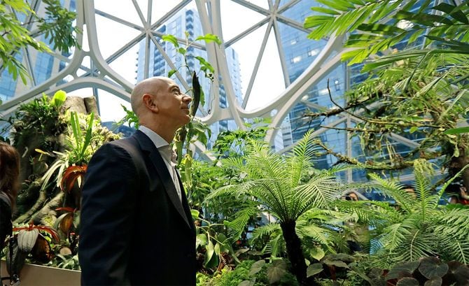 米ワシントン州シアトルにあるアマゾン本社の、植物園のようなオフィス「スフィア」棟を歩くジェフ・ベゾス（2018年1月）