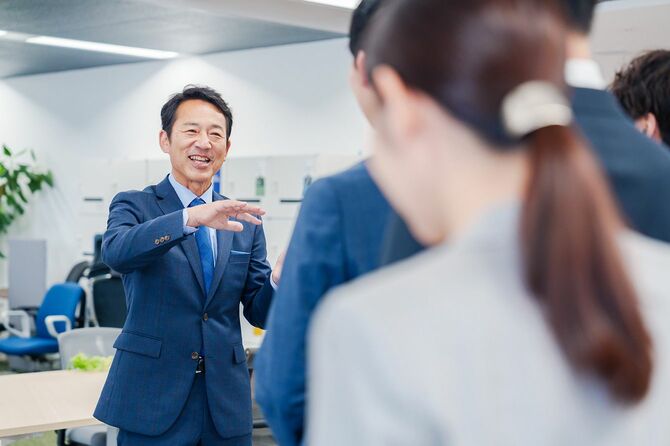 人前で話をする男性