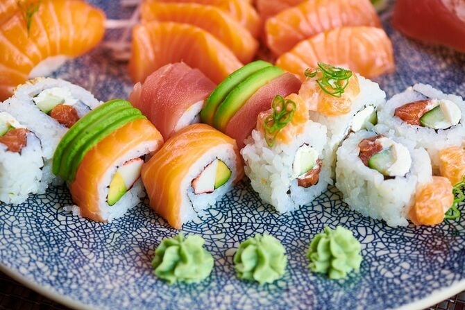 サーモンマグロアボカドの寿司