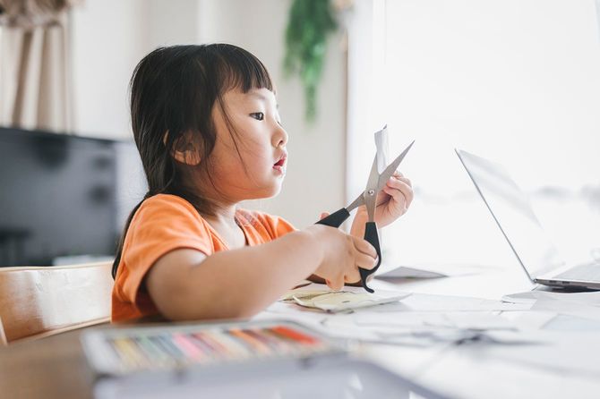 ハサミでクラフトを作る女の子