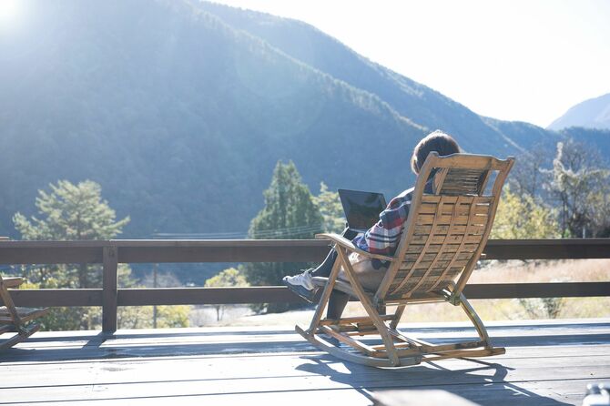 日本の田舎でリモートワークをしているフリーランス風の女性