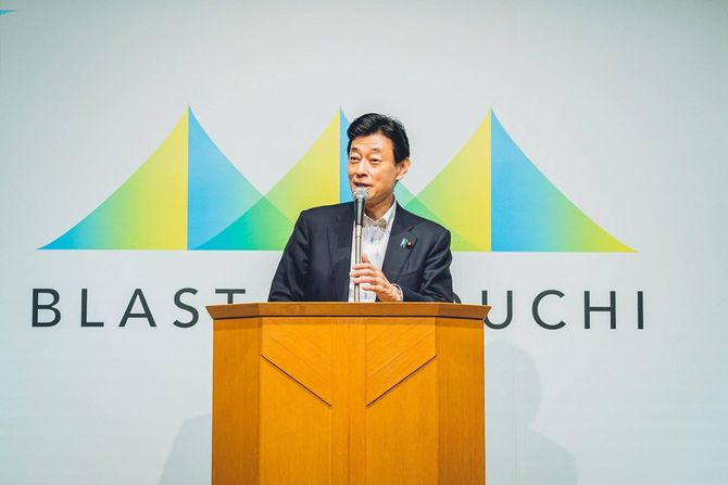 オープニングスピーチを行う西村経産相