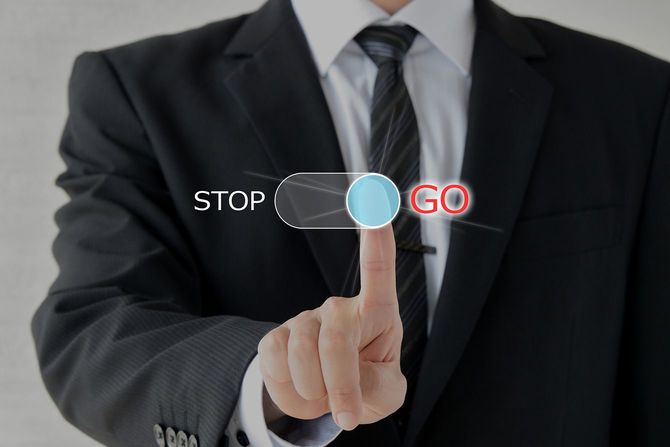 「GO」のボタンを押すビジネスマン