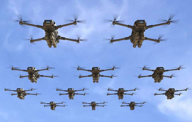 飛行する多数の軍用ドローン