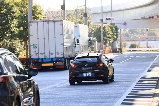 自動走行実証実験中の様子。同乗試乗はマツダが許可を取り、東京・お台場の一般道路で行なわれた