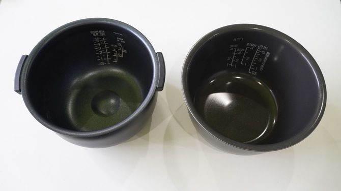 左がタイガー、右が象印の内釜。タイガーには取っ手がついており、本体から外しやすい