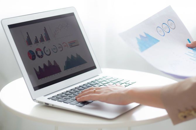 ノートパソコンを使用してデータを分析している手元