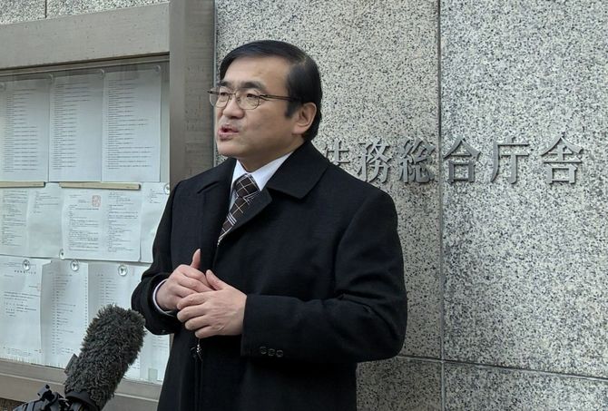 神戸地検の前で報道機関の取材を受ける蓮田氏