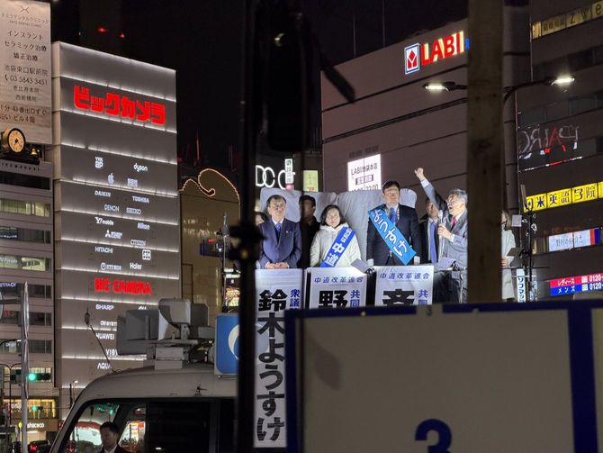 2月7日。池袋駅東口で行なわれた中道改革連合の街頭演説。中道の支援者と見られる人は大勢いたが、通りがかりの人が足を止めていた様子はなかったという