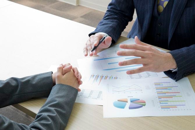 資料を交えて話す人