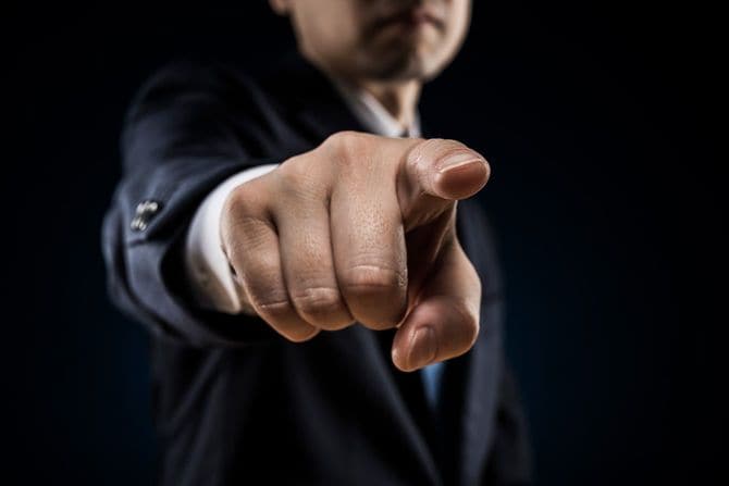 こちらに人さし指を突き出している人