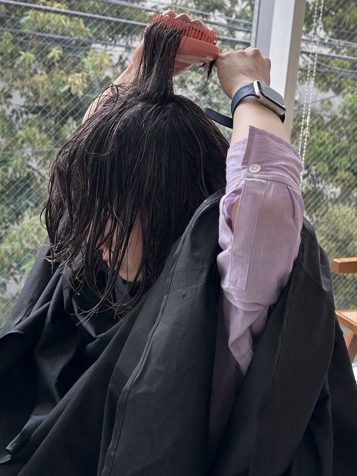 「デンマンブラシ」や「タングルティーザー」を使ってクリームを髪全体にしっかり行き渡らせましょう。