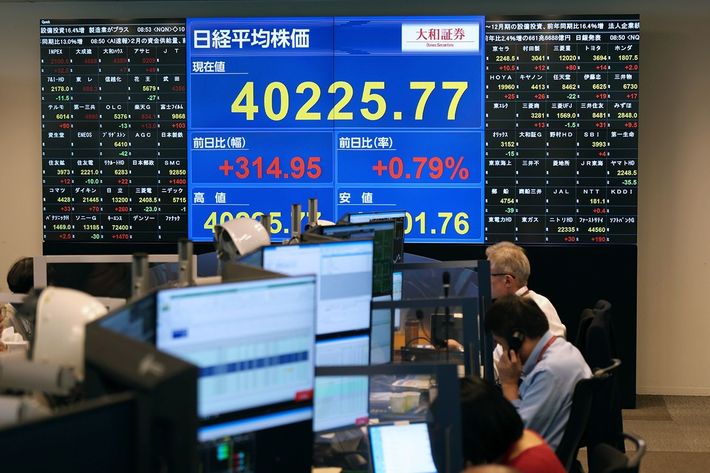 史上初めて4万円を超えた日経平均株価を示すモニター＝2024年3月4日午前、東京都千代田区