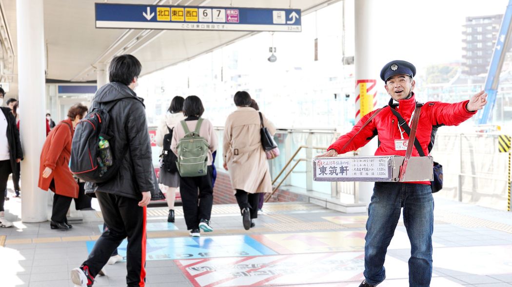 99年続く｢駅弁の立ち売り｣を引き受けた53歳の新人の来歴 ｢この仕事は人生の集大成です｣